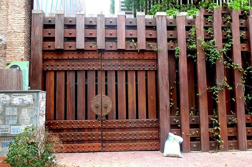cổng gỗ biệt thự