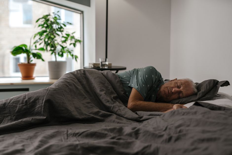 Tình trạng người già hay bị mất ngủ về đêm ảnh hưởng lớn đến sức khỏe tim mạch và thần kinh